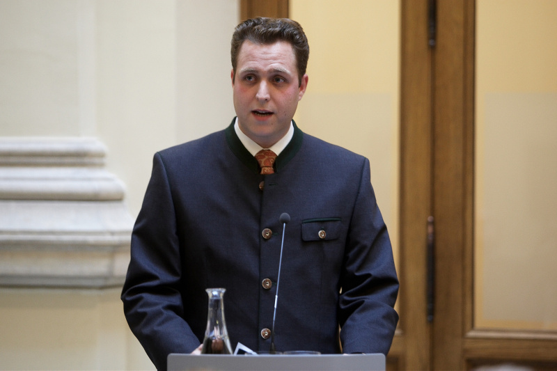 Ein Veranstaltungsteilnehmer am Rednerpult.