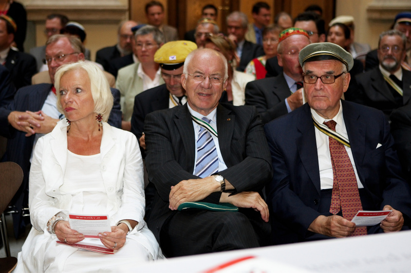 Blick in Richtung Veranstaltungsteilnehmer, v.li. Gertrude Brinek, Landeshauptmann Tirol Herwig van Staa und ein Veranstaltungsteilnehmer.