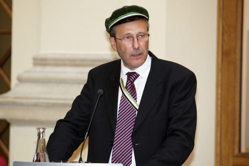 Kartellvorsitzender Helmut Schmitt am Rednerpult.