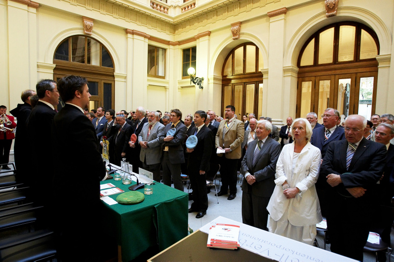 Blick in Richtung singende Veranstaltungsteilnehmer, erste Reihe .li. Landeshauptmann Niederösterreich a.D. Siegfried Ludwig, Gertrude Brinek, Landeshauptmann Tirol Herwig van Staa.