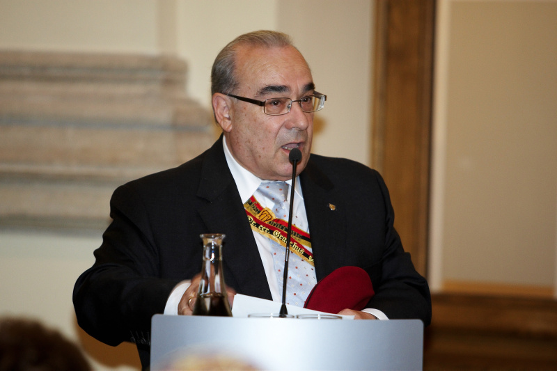 Ein Veranstaltungsteilnehmer am Rednerpult.