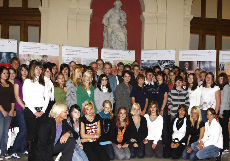 Claudia Schmied, Hans Hartweger (Österreichisches Gesellschafts- und Wirtschaftsmuseum) und Barbara Prammer mit SchülerInnen und Lehrern des BG und BRG Schwechat.