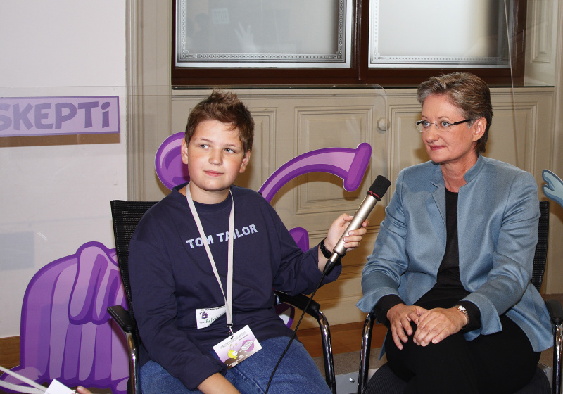 v. li.: Schüler interviewt Claudia Schmied.