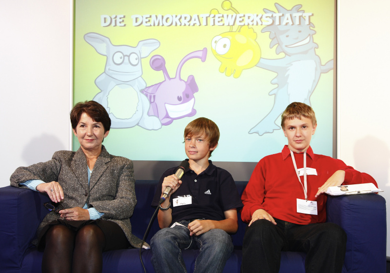 Schüler interviewen Nationalratspräsidentin Mag.a Barbara Prammer (1.v.li.)