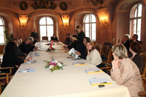 Veranstaltungsteilnehmer bei Tisch - linke Seite 3. v.li. Senatsvorsitzender des tschechischen Parlaments Premysl Sobotka, rechte Seite Martina Diesner-Wais, Elisabeth Kerschbaum, Karl Boden und weitere Veranstaltungsteilnehmer.