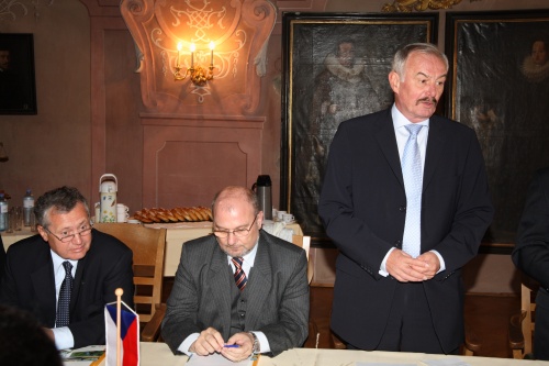 v.li. Botschafter der tschechischen Republik in Österreich Dr. Jan Koukal, ein Veranstaltungsteilnehmer, Senatsvorsitzender des tschechischen Parlaments Premysl Sobotka.