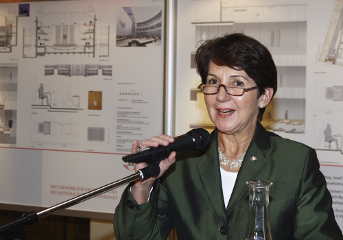 Barbara Prammer - Nationalratspräsidentin am Rednerpult.