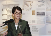 Barbara Prammer - Nationalratspräsidentin am Rednerpult.
