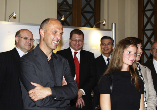 Im Vordergrund Andreas Heidl und Mitarbeiterin des Architekturbüros, im Hintergrund Wolfgang Engeljehringer, Veranstaltungsteilnehmer, Josef Andres.