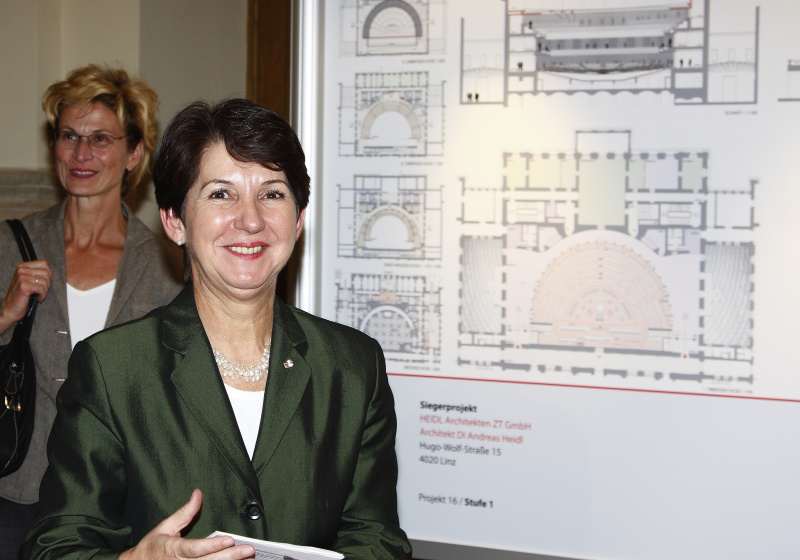 Barbara Prammer, dahinter Susanne Janistyn.