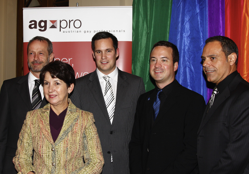 v.li. AGPRO Präsident Manfred Wondrak, Barbara Prammer, Generalsekretär  IGLCC Pascal Lépine, zwei Veranstaltungsteilnehmer. 