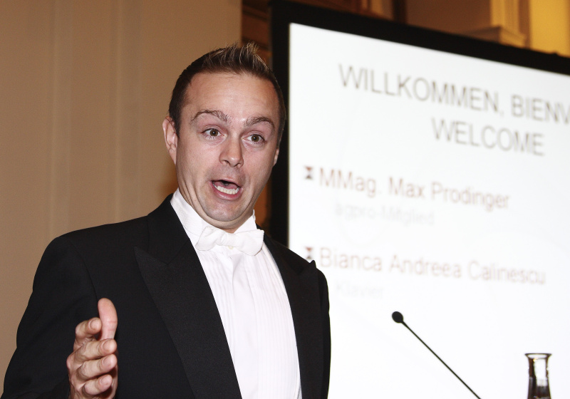 Der Tenor Max Prodinger singt.