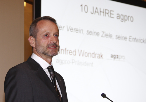 Der Präsident von AGPRO Manfred Wondrak am Rednerpult.