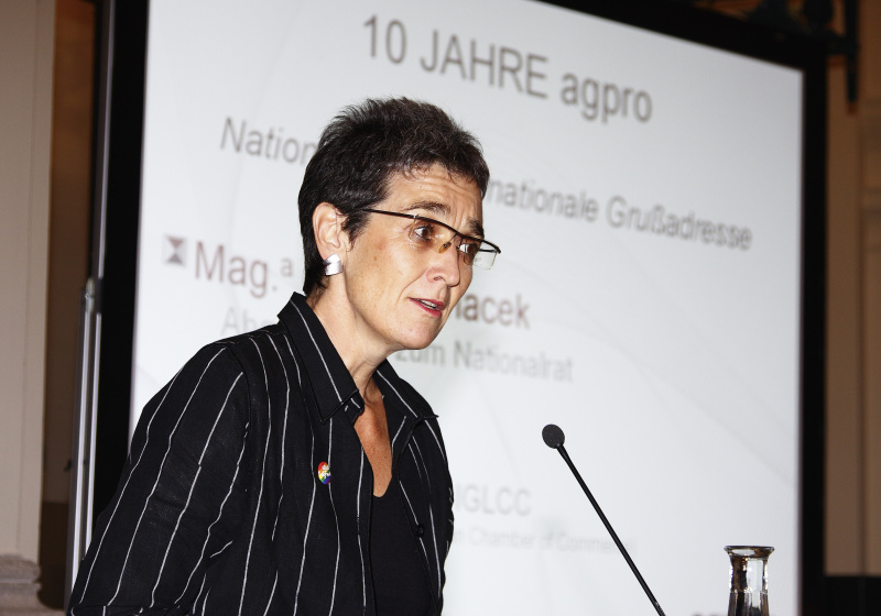 Ulrike Lunacek am Rednerpult.