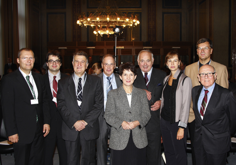 v.li. Klaus Poier, zwei Veranstaltungsteilnehmer, Theo Öhlinger, Barbara Prammer, Heinrich Neisser, Sophie Karmasin, Herwig Hösele und Gerd Bacher