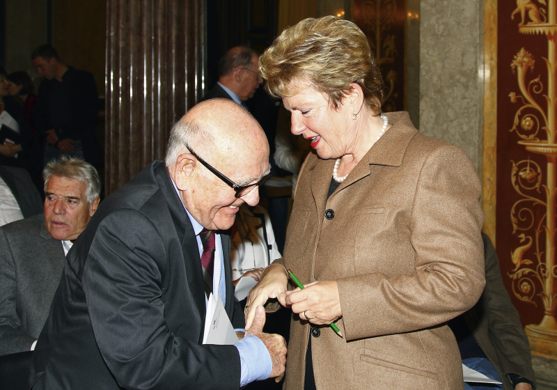 v. li.: Veranstaltungsteilnehmer, Gerd Bacher und Waltraud Klasnic (Landeshauptfrau a.D.).