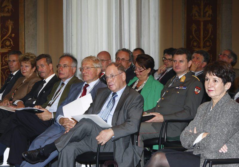 v. re.: Barbara Prammer, Thedor Öhlinger (Uni Wien), Franz Hums - Bundesminister A.D, Veranstaltungsteilnehmer, Franz Fiedler, Waltraud Klasnic (Landeshauptfrau a. D), Georg Posch.