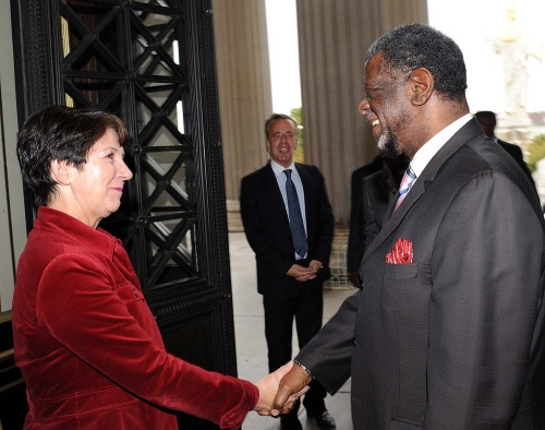 Nationalratspräsidentin Mag. Barbara Prammer begrüßt den namibischen Parlamentspräsidenten Theo Ben Gurirab.