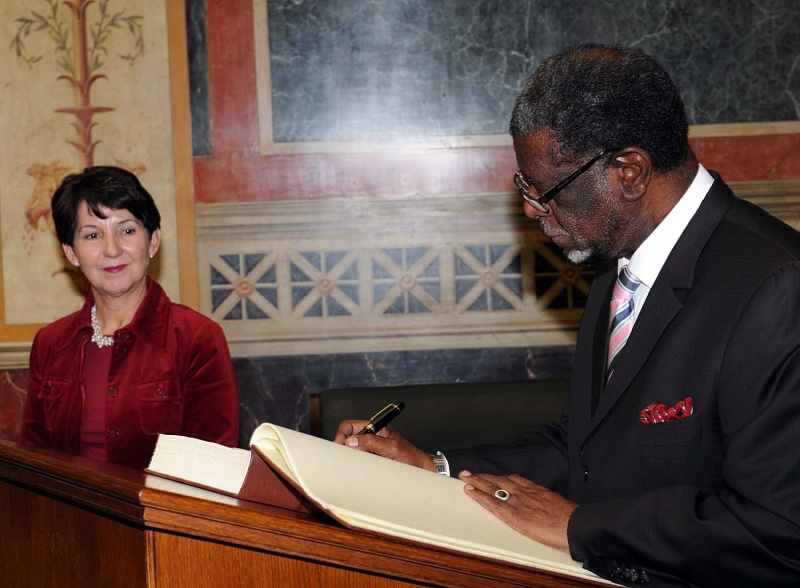 Parlamentspräsident Theo-Ben Gurirab trägt sich ins Gästebuch ein.