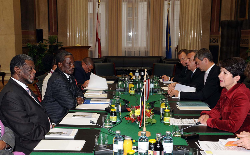 v. li. Parlamentspräsidenten Dr. Theo-Ben Gurirab und seine Delegation. Im gegenüber Nationalratspräsidentin Mag. Barbara Prammer und die österreichischen Veranstaltungsteilnehmer.