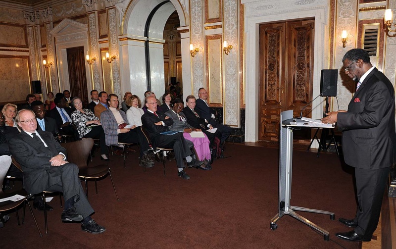Diskussionsveranstaltung im Palais Epstein. Am Rednerpult der namibische Parlamentspräsident Dr. Theo-Ben Gurirab.