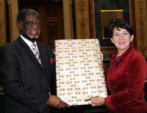 Der namibische Parlamentspräsidenten Dr. Theo-Ben Gurirab übergibt der Nationalratspräsidentin Mag. Barbara Prammer sein Geschenk.