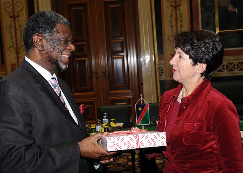 Nationalratspräsidentin Mag. Barbara Prammer übergibt das Gastgeschenk.