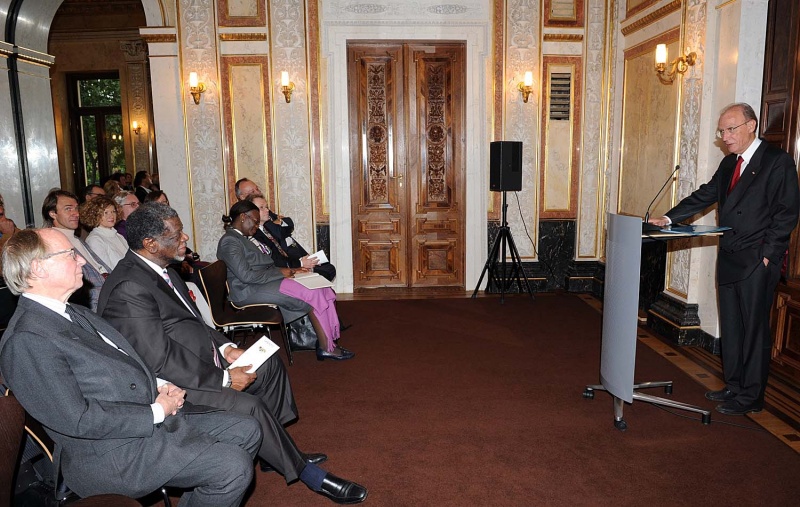 Diskussionsveranstaltung im Palais Epstein. Am Rednerpult Konecny Albrecht. 