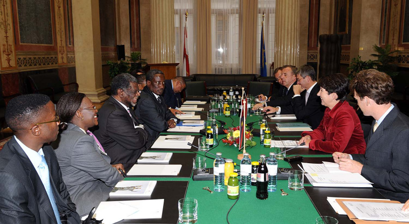 v. li. Veranstaltungsteilnehmer, Botschafterin von Namibia in Österreich  Ashipala-Musavyi, Selma, Parlamentspräsidenten Dr. Theo-Ben Gurirab und seine Delegation. Im gegenüber Nationalratspräsidentin Mag. Barbara Prammer und die österreichischen Veranstaltungsteilnehmer.