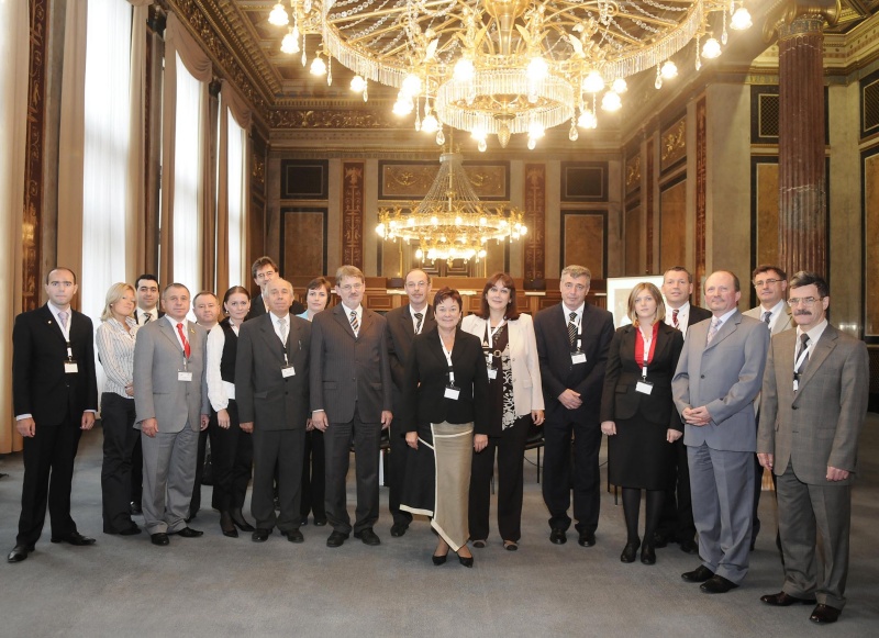 v.li. rumänischer CEI Sekretär Razvan Tanase, ukrainische CEI Sekretärin Oleksandra Koval, Abteilung füe EU-Koordination Yilmaz Kara, die ukrainischen CEI Vertreter Valerii Kamchatnyj und Valerii Babanko, slowakische CEI Sekretärin Renata Uhlikova, Leiter der Abteilung für europäische Beziehungen Gerhard Koller, tschechischer CEI Vertreter Josef Kalbac, tschechische CEI Sekretärin Jana Pacaltova, slowakischer CEI Vertreter Martin Fronc, rumänischer CEI Vertreter Dan Gabriel Popa, Susanne Neuwirth, kroatische CEI Vertreterin Dubravka Suica, CEI Vertreter Bosnien und Herzegovina Lazar Prodanovic, CEI Sekretärin Bosnien und Herzegovina Edina Hrnjic, Manfred Wirtitsch vom BMBWK, General Chefsekretär CEI Mykola Melenevski, Günther Pfaffenwimmer vom BMBWK und der ungarische CEI Vertreter Laszlo Gergely.