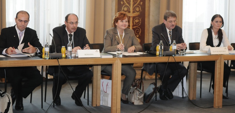 v.li. rumänischer CEI Sektretär Razvan Tanase, rumänischer CEI Vertreter Dan Gabriel Popa, slowakische CEI Beraterin Teodora Chmelova, der slowakische CEI Vertreter Martin Fronc und die slowakische CEI Sekretärin Renata Uhlikova.