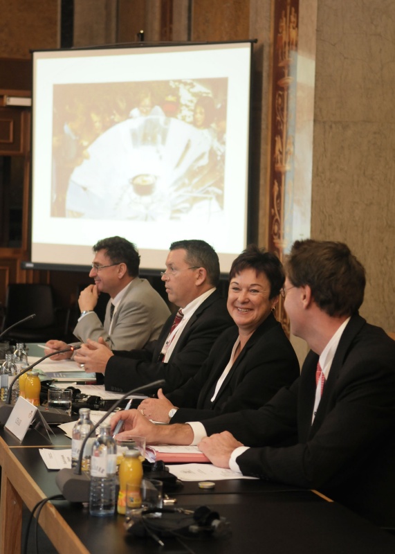 v.li. Günther Pfaffenwimmer vom BMBWK, Manfred Wirtitsch vom BMBWK, Susanne Neuwirth und der Leiter der Abteilung für europäische Beziehungen Gerhard Koller.