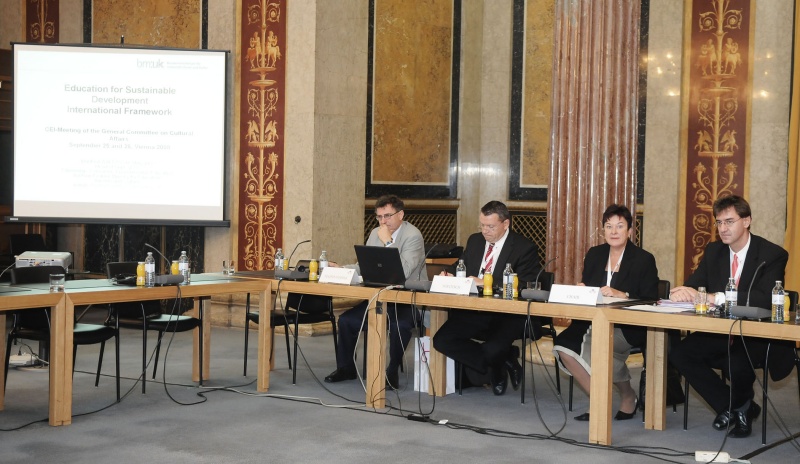 v.li. Günther Pfaffenwimmer vom BMBWK, Manfred Wirtitsch vom BMBWK, Susanne Neuwirth und der Leiter der Abteilung für europäische Beziehungen Gerhard Koller.