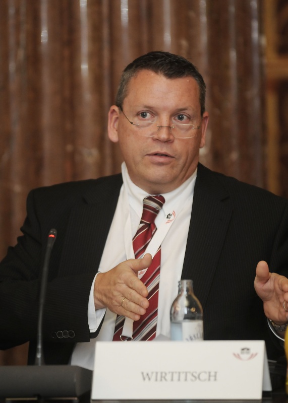 Manfred Wirtitsch vom BMBWK am Mikrofon.