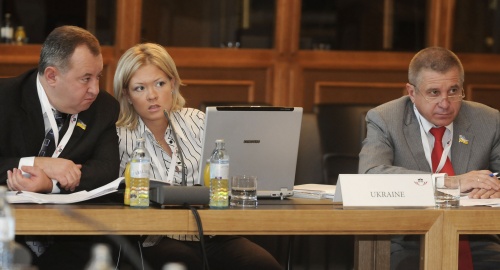 die ukrainischen CEI Vertreter Valerii Babanko und Valerii Kamchatnyj, in der Mitte die ukrainische CEI Sekretärin Oleksandra Koval.