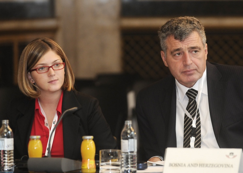 v.li. CEI Sekretärin Bosnien und Herzegovina Edina Hrnjic und CEI Vertreter Bosnien und Herzegovina Lazar Prodanovic. 