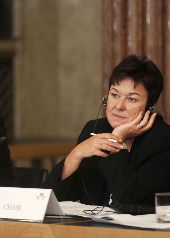 Susanne Neuwirth hört aufmerksam zu.