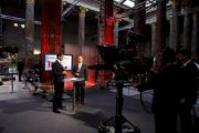 Liveberichterstattung des ORF aus der Säulenhalle des Parlaments mit ORF Kommentator Roman Raffreider.