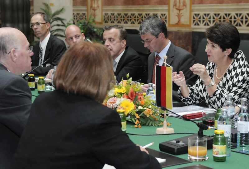 v.li.  Marianne Jung - Präsidialbüro Dt. Bundestag, Dr. Norbert Lammert - Bundestagspräsident. Auf der re. Seite von re. Nationalsratspräsidentin Barbara Prammer, Botschafter Alexis Wintoniak, Joseph Wirnsperger, Lukas Mussi und Wolfgang Hofstätter.