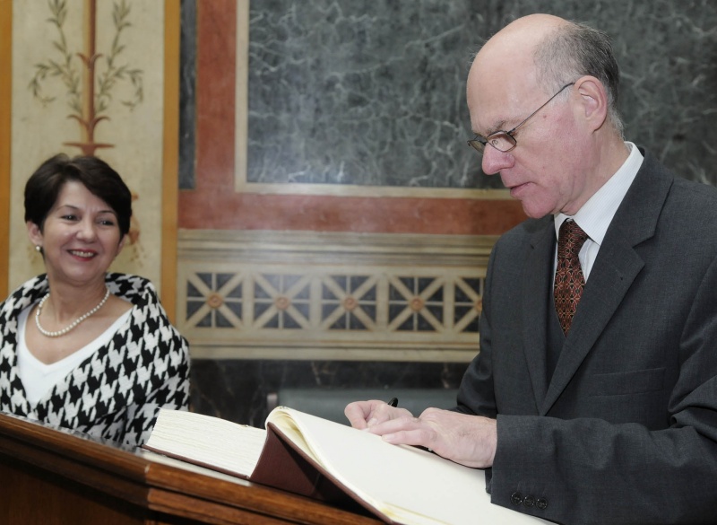 Präsident des Deutschen Bundestages Dr. Norbert Lammert beim Eintrag ins Gästebuch. Im Hintergrund Nationalratspräsidentin Mag. Barbara Prammer.