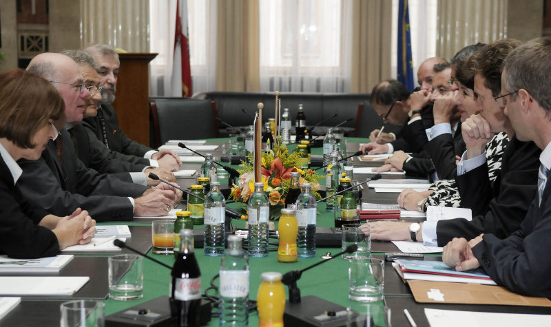 v.li.  Marianne Jung - Präsidialbüro Dt. Bundestag, Dr. Norbert Lammert - Bundestagspräsident, Hartmut Krausser - Gesandter, Wolfgang Rünzi - Attache. Auf der re. Seite von re. Veranstaltungsteilnehmer, Helfried Carl, Nationalsratspräsidentin Barbara Prammer, Botschafter Alexis Wintoniak, Joseph Wirnsperger, Lukas Mussi und Wolfgang Hofstätter.