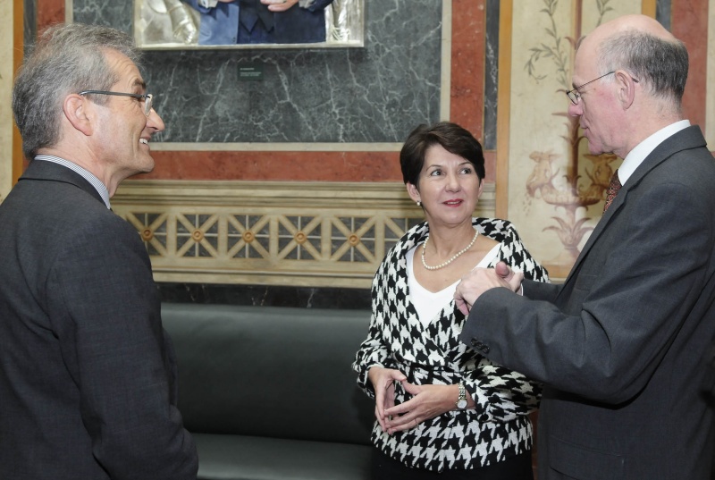 Nationalratspräsidentin Mag. Barbara Prammer im Gespräch mit dem Präsidenten des Deutschen Bundestages Prof. Dr. Norbert Lammert und dem Gesandten Hartmut Krausser.