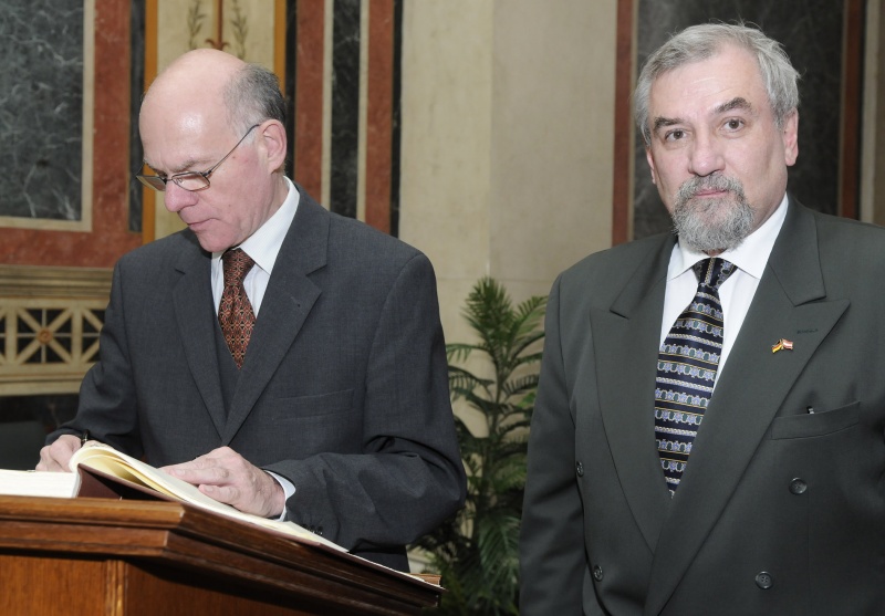 Präsident des Deutschen Bundestages Dr. Norbert Lammert beim Eintrag ins Gästebuch.