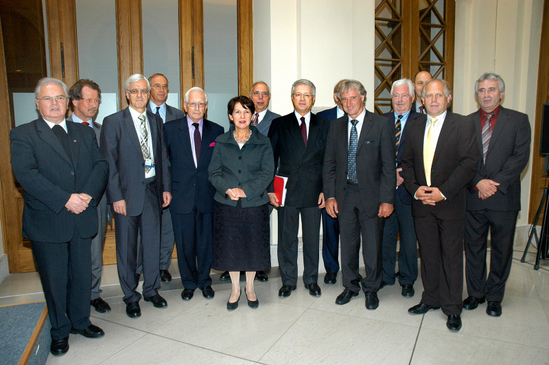 v.li. Rektor des Bildungshauses Sodalitas in Tainach Joze Kopeinig, Ludwig Boltzmann Institut für Menschenrechte Manfred Nowak, Präsident des Verfassungsgerichtshofes Gerhart Holzinger, Leiter des Völkerrechtsbüros im BMeiA Ferdinand Trautmandorff, Präsident des Verfassungsgerichtshofes a.D. Ludwig Adamovich, Barbara Prammer, Universitätsprofessor für Europarecht Gerhard Hafner, OECD Botschafter in Paris Wolfgang Petritsch, Mitglied des Österreich-Konvents und Mitautor Bernd-Christian Funk, fünf weitere Veranstaltungsteilnehmer.