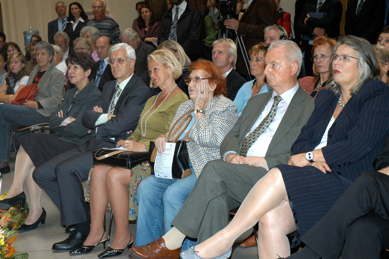 Blick in Richtung Veranstaltungsteilnehmer, v.li. Barbara Prammer, Präsident des Verfassungsgerichtshofes Gerhart Holzinger, Lieselotte Wedorn, eine Veranstaltungsteilnehmerin, Bundesminister a.D. Erwin Lanc und Terezija Stoisits.