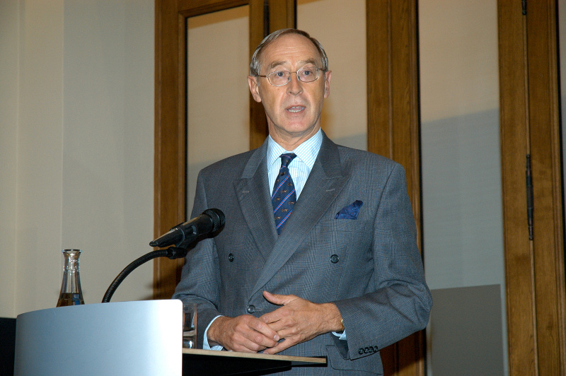 Leiter des Völkerrechtsbüros im BMeiA Ferdinand Trautmandorff am Rednerpult.