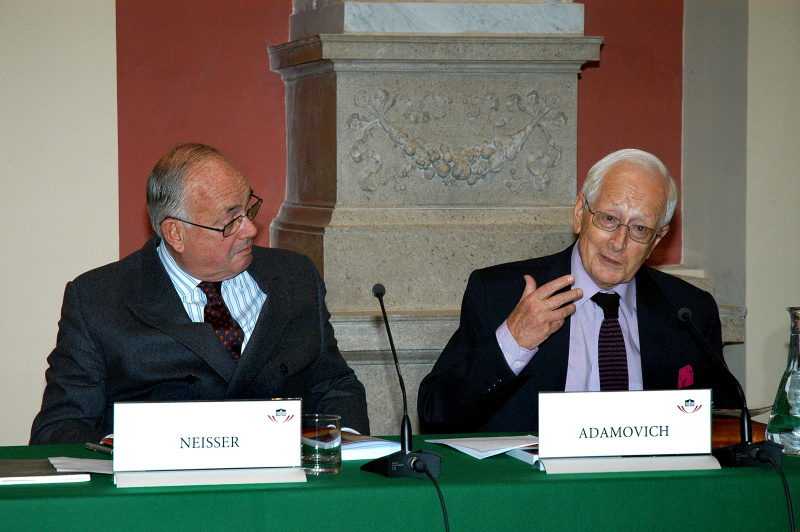 v.li. 2. Nationalratspräsident a.D. und Politikwissenschaftler Heinrich Neisser, Präsident des Verfassungsgerichtshofes a.D. und Mitautor Ludwig Adamovich spricht.