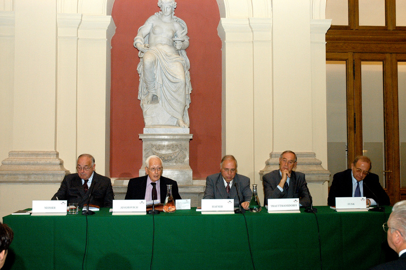 2. Nationalratspräsident a.D. und Politikwissenschaftler Heinrich Neisser, Präsident des Verfassungsgerichtshofes a.D.  und Mitautor Ludwig Adamovich, Universitätsprofessor für Europarecht Gerhard Hafner, Leiter des Völkerrechtsbüros im BMeiA Ferdinand Trautmandorff und Mitglied des Österreich-Konvents und Mitautor Bernd-Christian Funk am Podium.