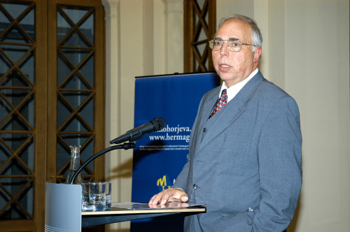 Universitätsprofessor für Europarecht Gerhard Hafner am Rednerpult.