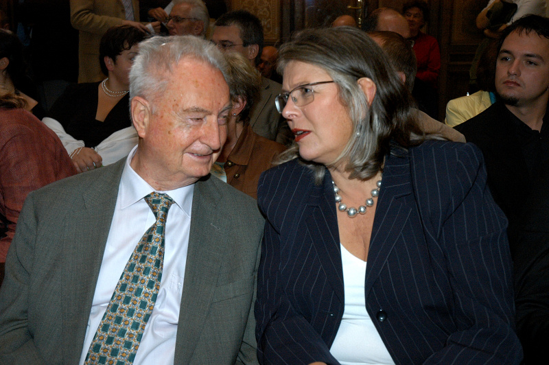v.li. Bundesminister a.D. Erwin Lanc im Gespräch mit Terezija Stoisits.